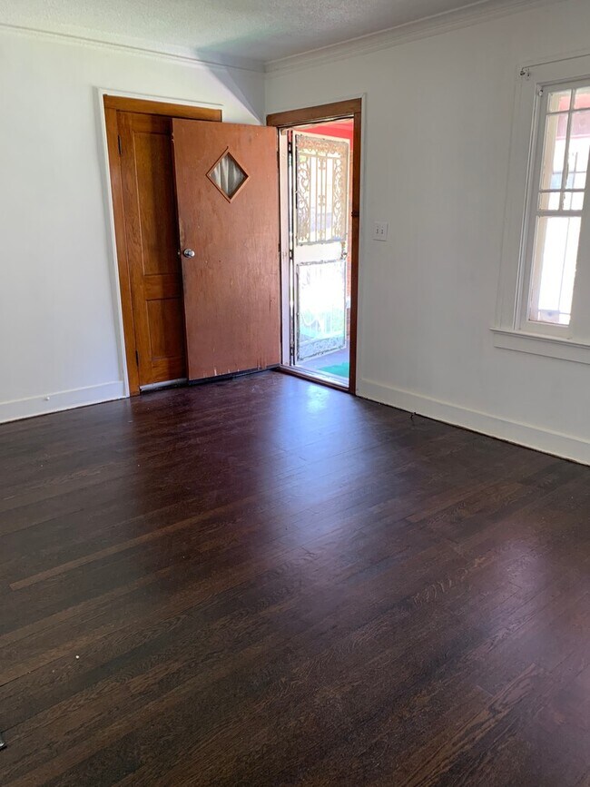 Building Photo - Beautiful 3 Bedroom Home