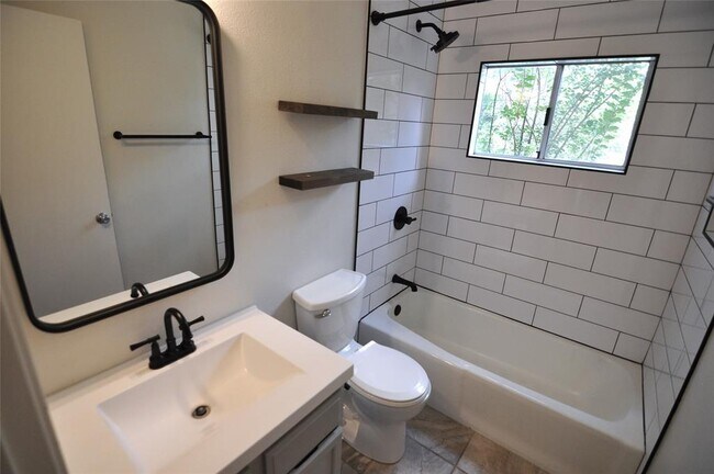 Foto del edificio - 602 Timbergrove Ct