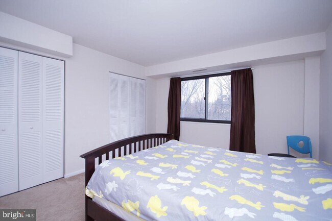 Building Photo - 575 Thayer Ave