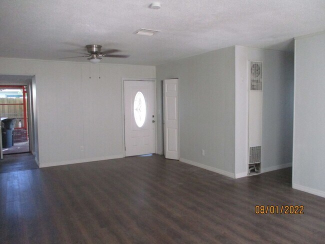 Building Photo - 3 bedroom, 2 bath Daytona Beach