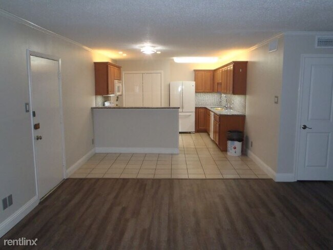 Building Photo - 2 br, 2 bath Condo - 7706 Meadow Road #225