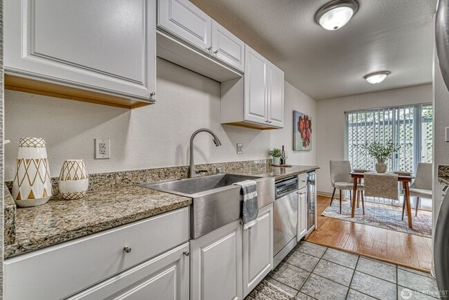 Foto del edificio - Union Bay Condo 2 bed/1 bath