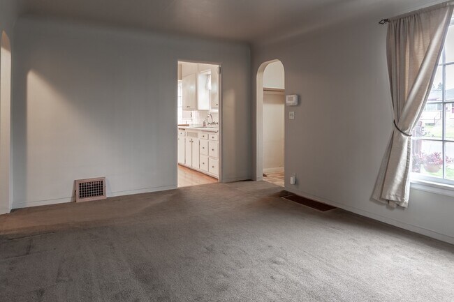 Building Photo - Three bedroom / 2 Bath, Shadle Rancher