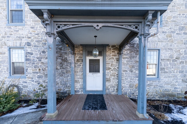 Puerta principal - 2200 Strickler Rd