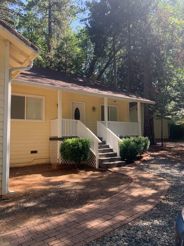 Foto principal - Beautiful Move in Ready 3 bedroom 2 bath home in Established neighborhood