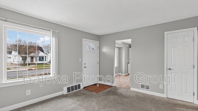 Building Photo - 648 Mayflower Ave