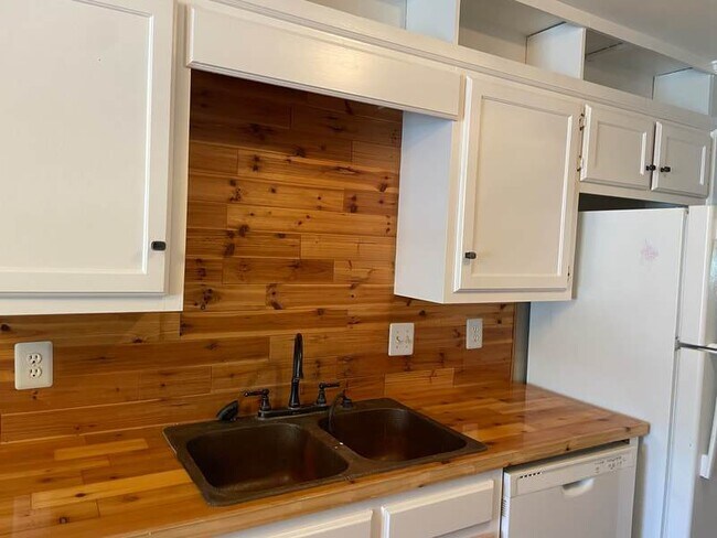 Building Photo - Super cute 2 bedroom close to campus!