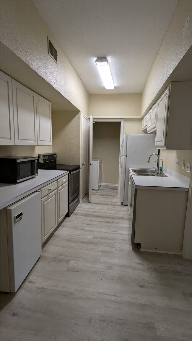 Building Photo - 2400 N Braeswood Blvd