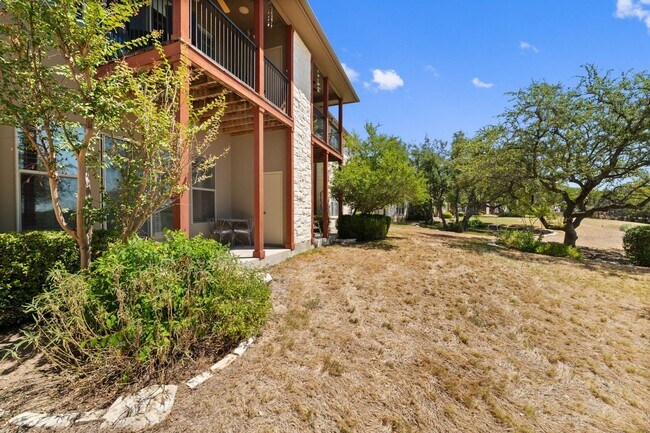 Building Photo - Lovely in Lakeway!