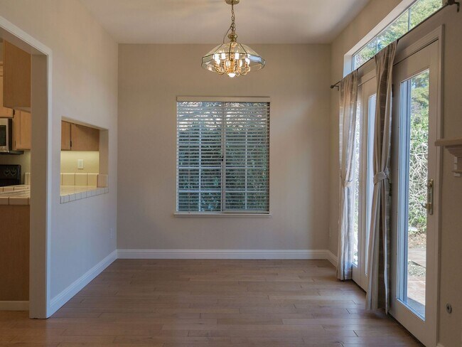 Foto del edificio - Lovely 3 Bedroom, 2.5 bath, 2-Car Garage, ...