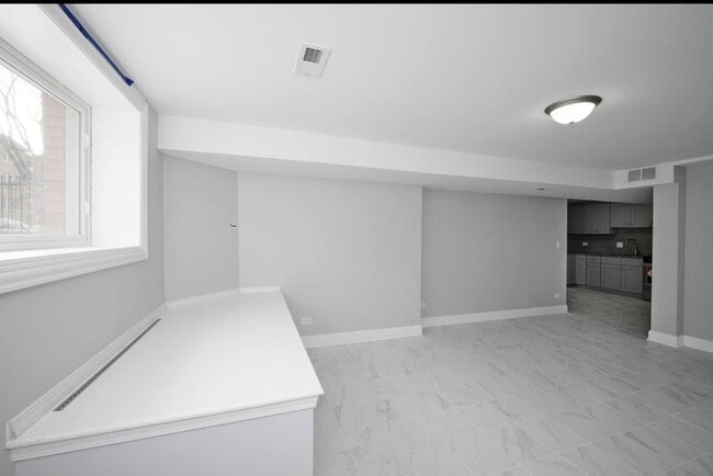 Building Photo - 6322 N Francisco Ave