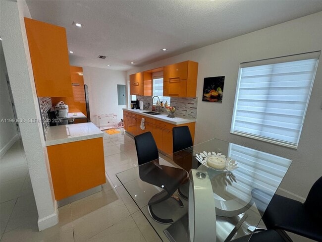 Building Photo - 41 E 54th St