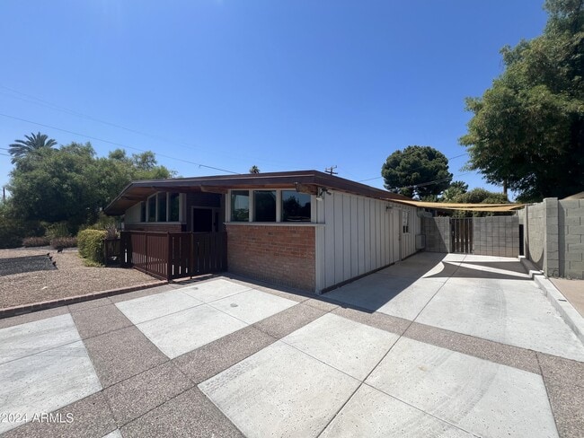 Foto del edificio - 1428 E Rose Ln