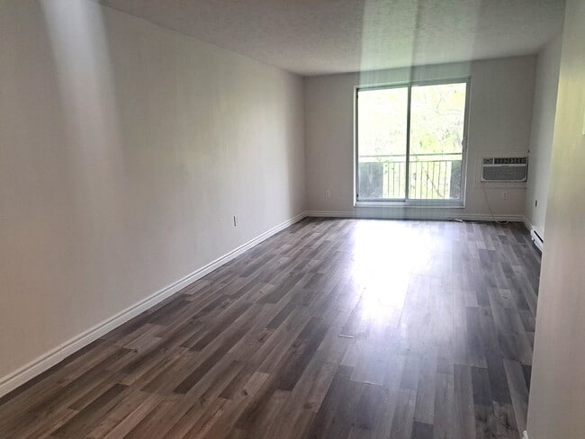 Photo du bâtiment - 130 Park Ave E