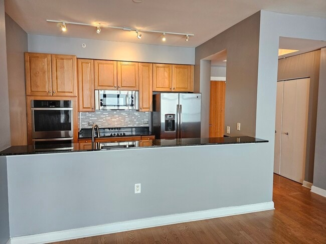 Building Photo - 1235 S Prairie Ave