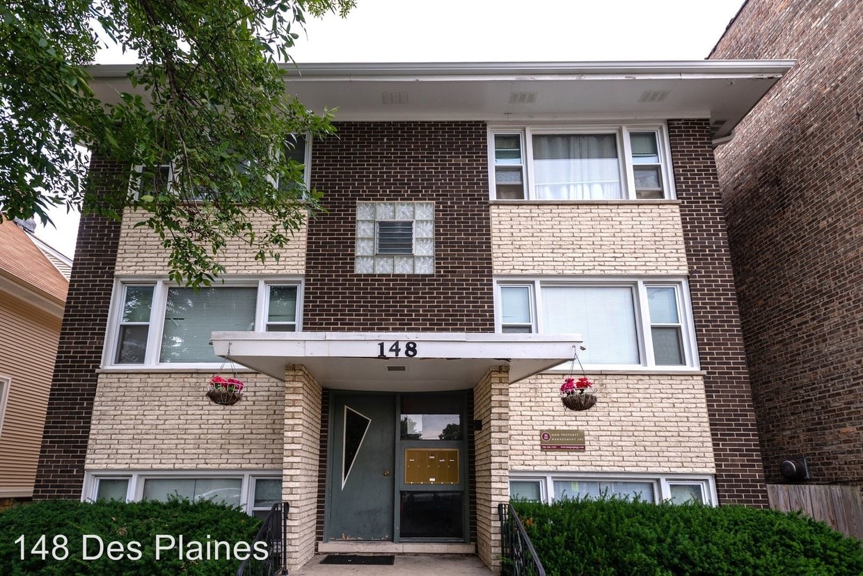 Primary Photo - 148 Des Plaines Ave