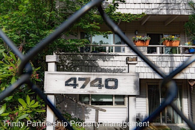 Building Photo - 4744-4744 40th Ave NE