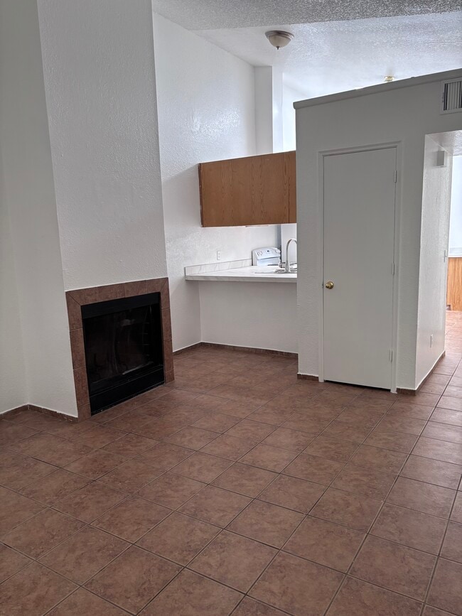 Building Photo - 415 E Thoroughbred St