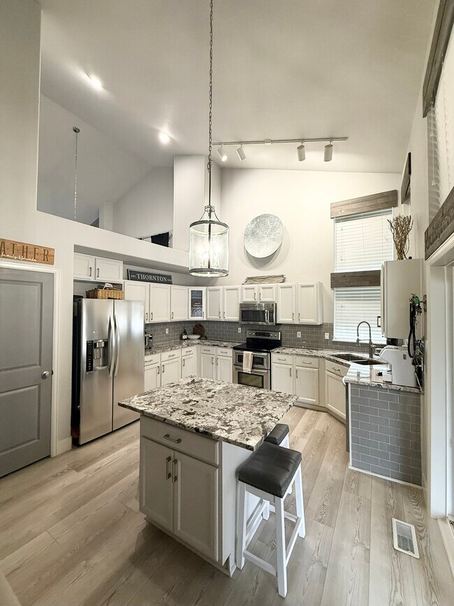 Foto del edificio - 562 E 133rd Ct