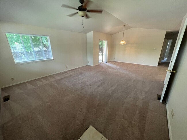 Foto del edificio - NE Bend 3 Bed/2 Bath Single Family Home - ...