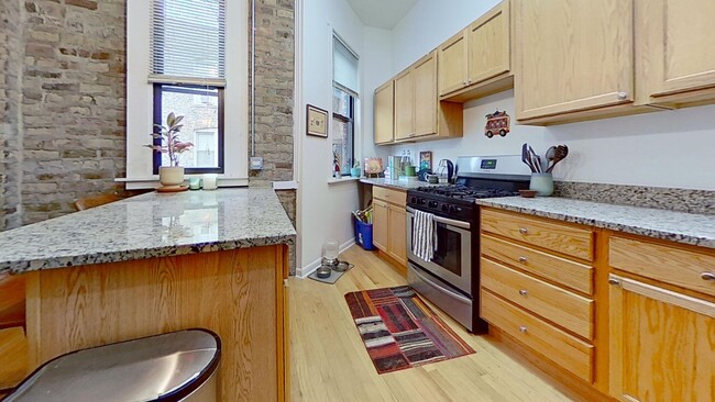 Foto del edificio - Top Floor East Lakeview One Bedroom