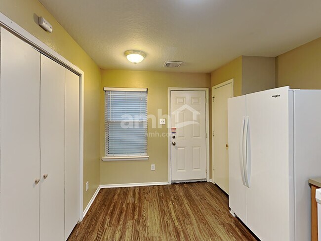 Foto del edificio - 6114 Elton Knolls St