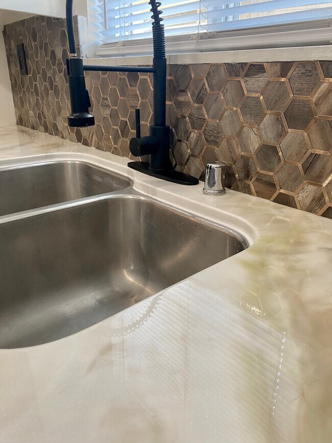 Foto del edificio - 1310 Amethyst St