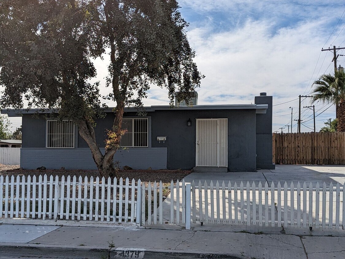 Primary Photo - Large corner lot with 2 bedroom single sto...
