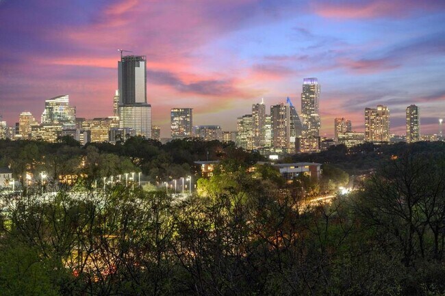 Foto del edificio - 2409 Pemberton Pl