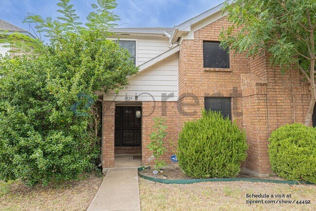Building Photo - 1929 Pinecrest Dr