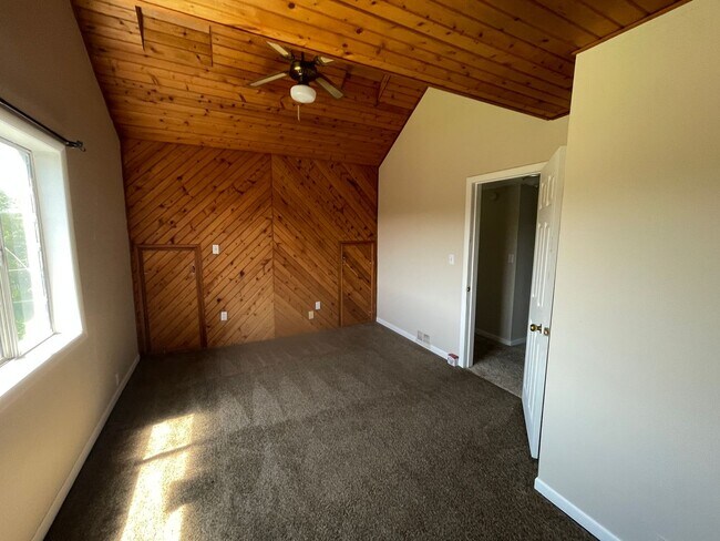 Building Photo - AVAILABLE NOW!! 3 BED 1 BATH SINGLE FAMILY...