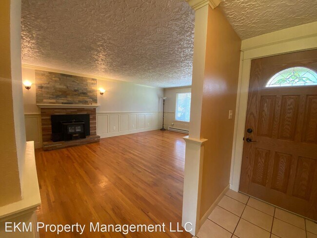 Foto del edificio - 3 br, 1.5 bath House - 7408 NE 58th Street