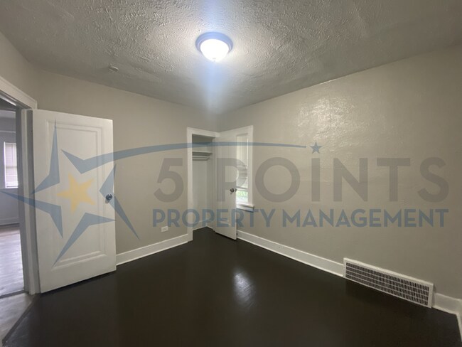 Building Photo - 983 E 128th St