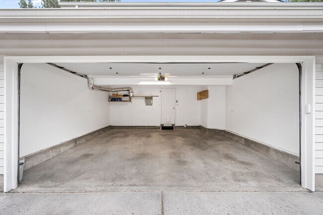 Foto del edificio - Move-In Ready Townhome next to St. Charles