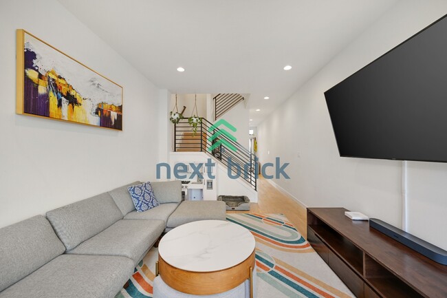 Building Photo - Spacious 3-Bedroom Townhouse in Seattle's Vibrant Heart – 2 Full Baths & 1508 Sq Ft of Comfort!