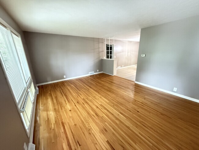 Foto del edificio - 5042 Ruggles St