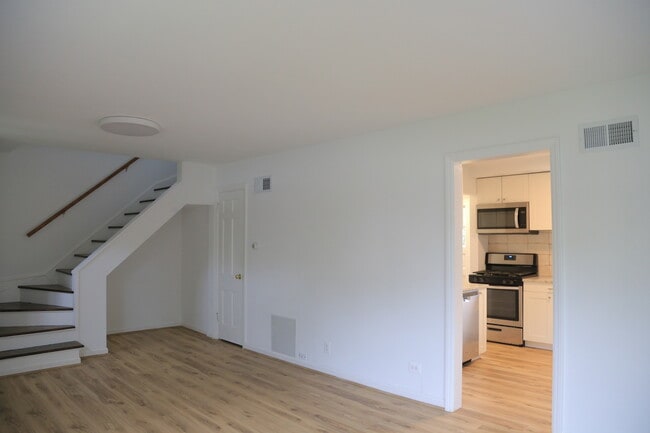 Building Photo - 637 S 8th Ave