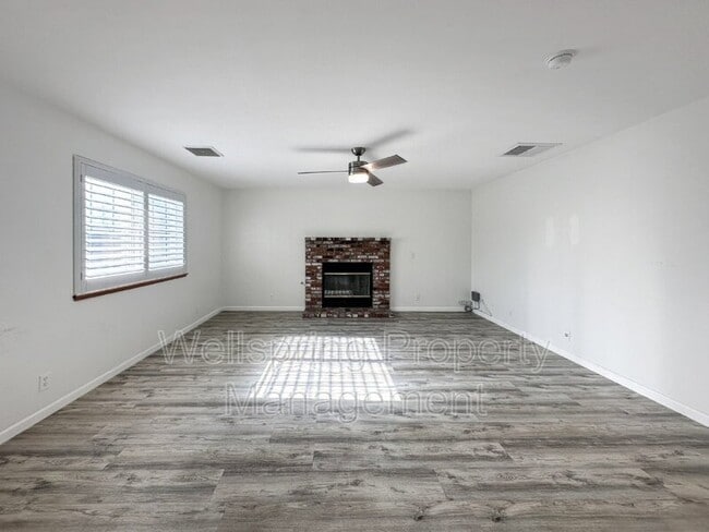 Building Photo - 1240 W Mariposa Ave