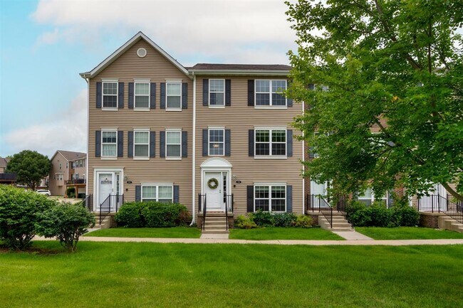 Building Photo - 928 NE Kamies Ln
