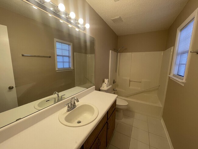 Building Photo - 421 Juniper Dr