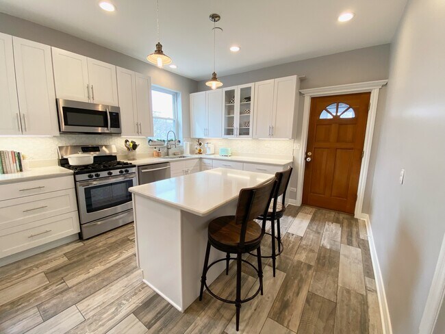 Kitchen - 4030 N LeClaire Ave
