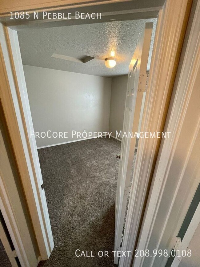 Foto del edificio - Going back on the rental market / Eagle Hi...