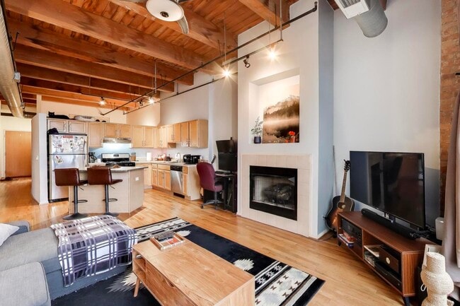 Building Photo - 1250 W Van Buren St