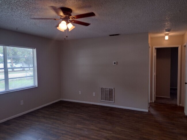 Foto del edificio - NEW LISTING --- 2 BEDROOM 1 BATH with LAUN...