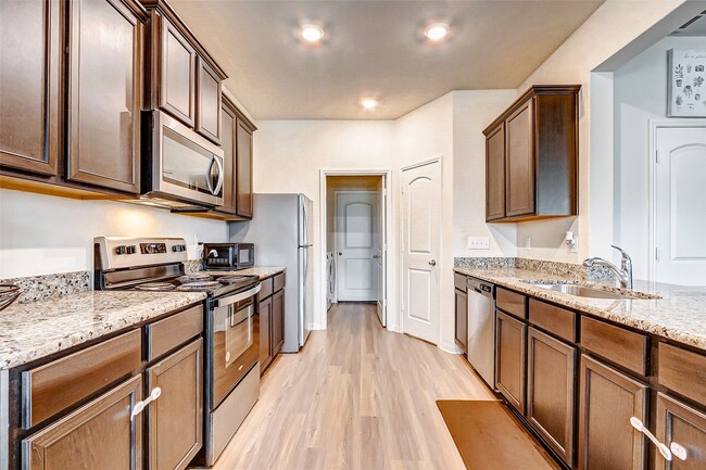 Building Photo - 1215 Hollow Stone Dr