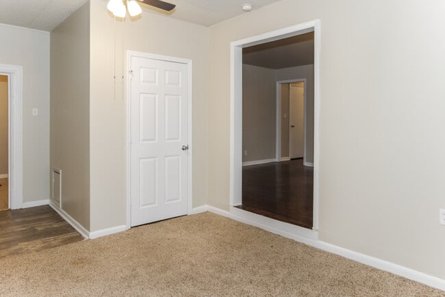 Building Photo - Spacious 3 Bedroom Home