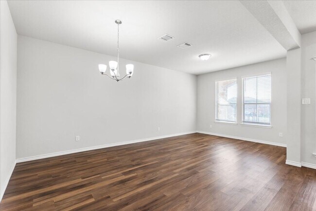 Foto del edificio - 5 Bedroom, 3 Bath 2-story home - 5010 Prim...