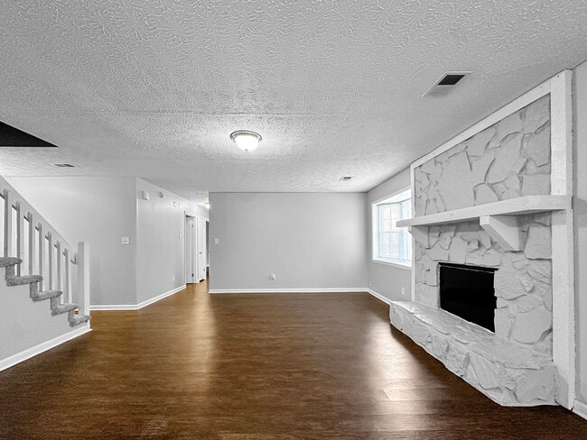 Building Photo - 9289 Forest Knoll Dr