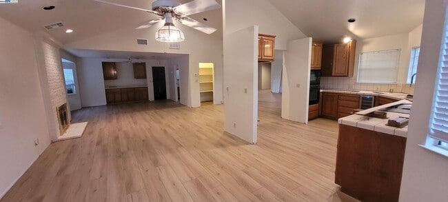 Foto del edificio - 1277 Concord St
