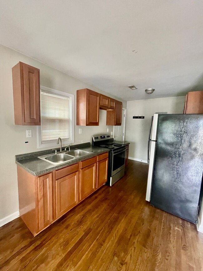 Building Photo - This cozy 2 bed 1 bath cottage style brick...
